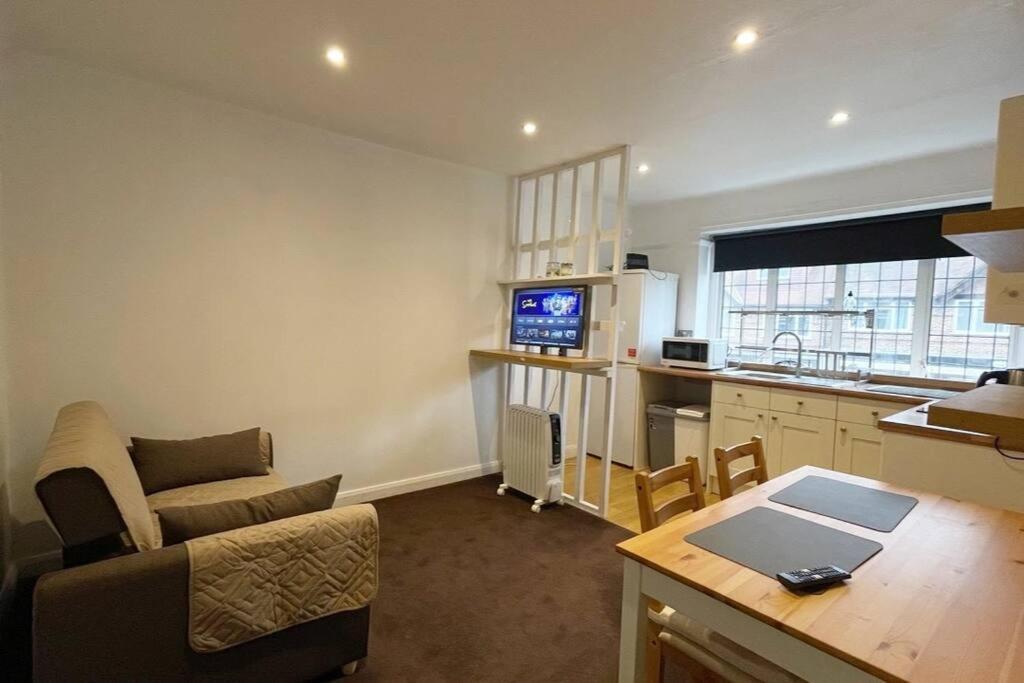 One-Bedroom Flat In Cheam Village Dış mekan fotoğraf